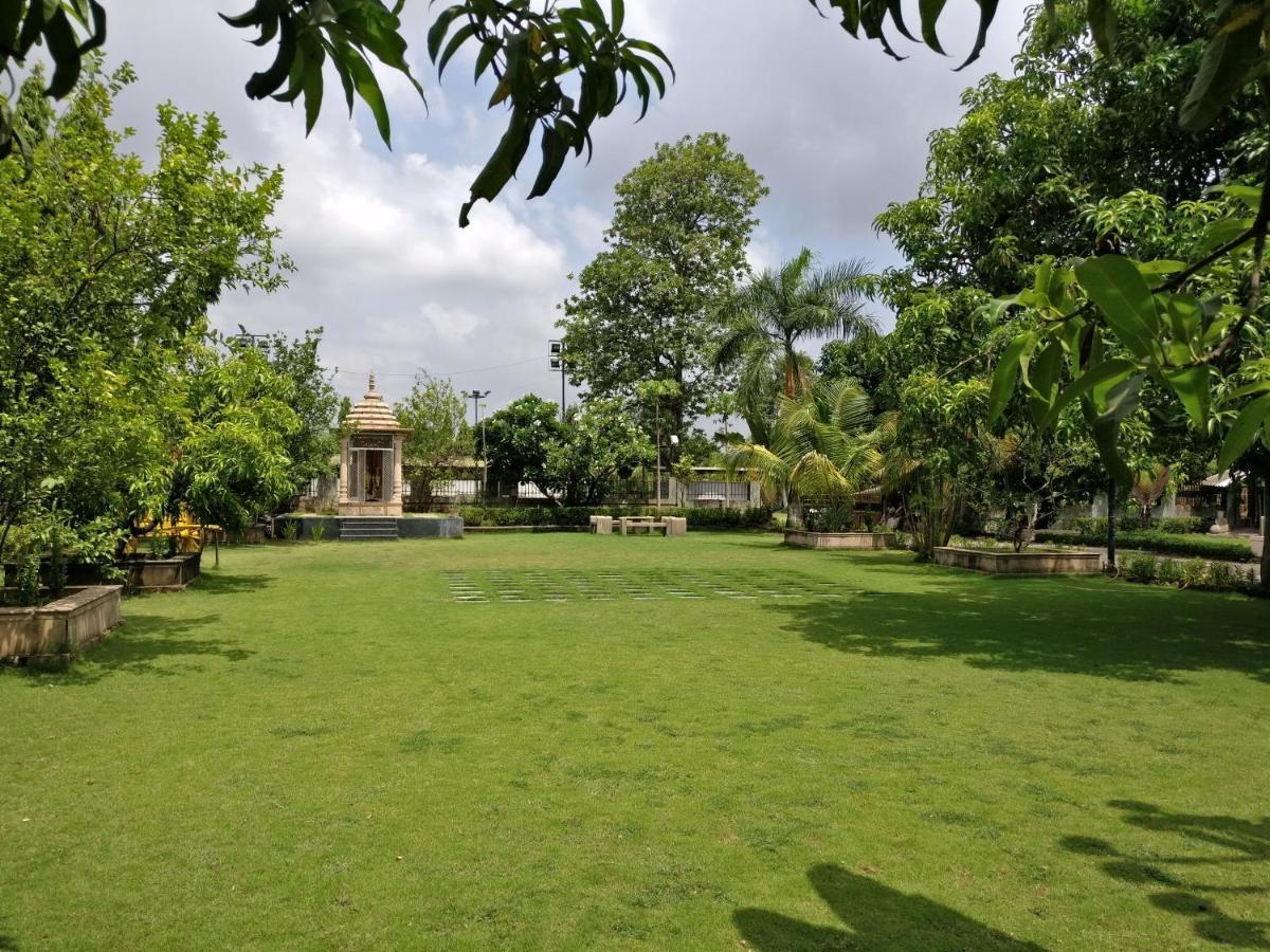 Pushp Vatika Resort & Lawns นาวีมุมไบ ภายนอก รูปภาพ