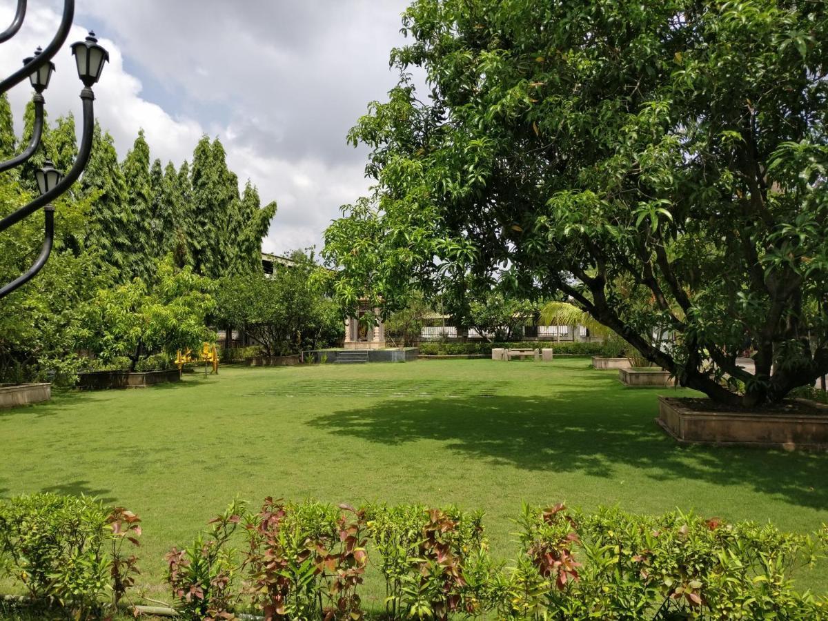 Pushp Vatika Resort & Lawns นาวีมุมไบ ภายนอก รูปภาพ
